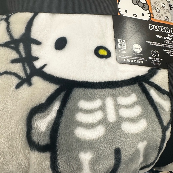 - Hello Kitty Halloween Skeleton Blanket Queen - Picture 2 of 3